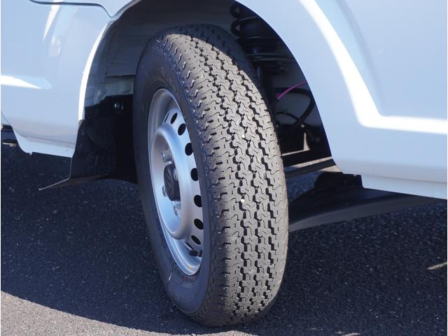 キャリイトラック KCエアコン・パワステ 4WD 5速MT 3方開 キーレス 4WD 5速MT リアパーキングセンサー キーレスエントリー 3方開 AMFMラジオ オートライト スペアタイヤ 衝突被害軽減システム アイドリングストップ 横滑り防止機能 衝突安全ボディ(27枚目)