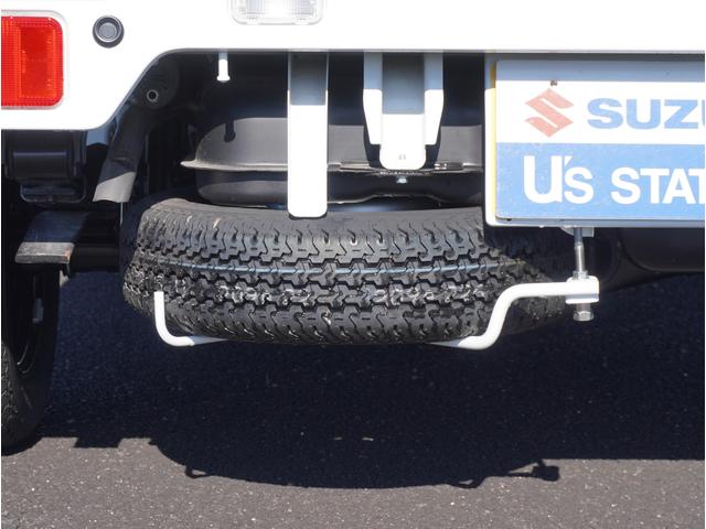 キャリイトラック KCエアコン・パワステ 4WD 5速MT 3方開 キーレス 4WD 5速MT リアパーキングセンサー キーレスエントリー 3方開 AMFMラジオ オートライト スペアタイヤ 衝突被害軽減システム アイドリングストップ 横滑り防止機能 衝突安全ボディ(28枚目)