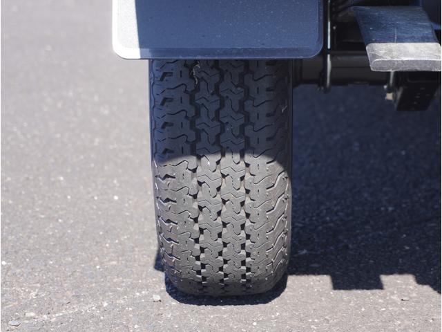 キャリイトラック KCエアコン・パワステ 4WD 5速MT 3方開 キーレス 4WD 5速MT リアパーキングセンサー キーレスエントリー 3方開 AMFMラジオ オートライト スペアタイヤ 衝突被害軽減システム アイドリングストップ 横滑り防止機能 衝突安全ボディ(29枚目)