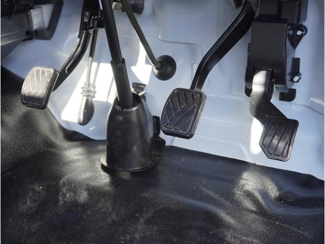 キャリイトラック KCエアコン・パワステ 4WD 5速MT 3方開 キーレス 4WD 5速MT リアパーキングセンサー キーレスエントリー 3方開 AMFMラジオ オートライト スペアタイヤ 衝突被害軽減システム アイドリングストップ 横滑り防止機能 衝突安全ボディ(60枚目)