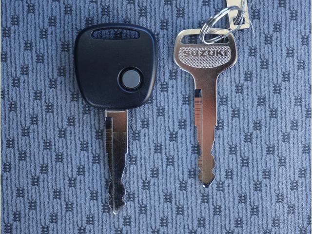 キャリイトラック KCエアコン・パワステ 4WD 5速MT 3方開 キーレス 4WD 5速MT リアパーキングセンサー キーレスエントリー 3方開 AMFMラジオ オートライト スペアタイヤ 衝突被害軽減システム アイドリングストップ 横滑り防止機能 衝突安全ボディ(61枚目)