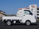 キャリイトラック KCエアコン・パワステ 4WD 5速MT 3方開 キーレス 4WD 5速MT リアパーキングセンサー キーレスエントリー 3方開 AMFMラジオ オートライト スペアタイヤ 衝突被害軽減システム アイドリングストップ 横滑り防止機能 衝突安全ボディ(8枚目)