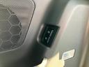後部右側には収納スペースとUSBソケットがあります。