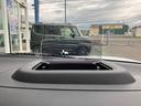 エンジンをかけると運転席の前にヘッドアップディスプレイが出現!車速やシフト位置・警告などの情報を表示してくれます。