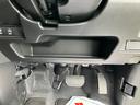 運転席の膝元にも収納スペースがあります。