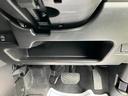 運転席の膝元にも収納スペースがあります。