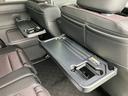 後席用のテーブルがあります(走行中は使用しないでください)
