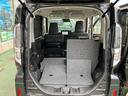 【3名乗車+長い荷物】後部座席を片側だけ倒せるので、長い荷物の時も安心です。