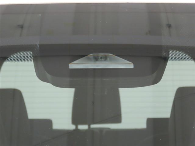 ヴォクシー ハイブリッドＳ－Ｚ　展示・試乗車　ハイブリッド　ナビ＆ＴＶ　両側電動スライド　メモリーナビ　フルセグ　後席モニター　バックカメラ　ＤＶＤ再生　ミュージックプレイヤー接続可　衝突被害軽減システム　ＥＴＣ　３列シート　ＣＤ（4枚目）