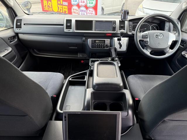ハイエースバン ロングワイドスーパーＧＬ　４ＷＤ　ワンオーナー　両側パワースライドドア　スマートキー　ＬＥＤヘッドライト　リフトアップ　大径タイヤ新品付き　ダブルモニター　ナビ　後席モニター　社外スピーカー　フルセグテレビ　トランク２段棚付き（3枚目）