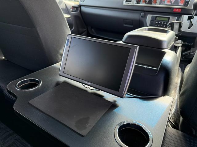 ハイエースバン ロングワイドスーパーＧＬ　４ＷＤ　ワンオーナー　両側パワースライドドア　スマートキー　ＬＥＤヘッドライト　リフトアップ　大径タイヤ新品付き　ダブルモニター　ナビ　後席モニター　社外スピーカー　フルセグテレビ　トランク２段棚付き（8枚目）