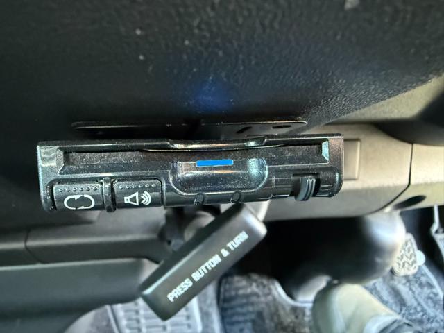 ハイエースバン ロングワイドスーパーＧＬ　４ＷＤ　ワンオーナー　両側パワースライドドア　スマートキー　ＬＥＤヘッドライト　リフトアップ　大径タイヤ新品付き　ダブルモニター　ナビ　後席モニター　社外スピーカー　フルセグテレビ　トランク２段棚付き（9枚目）