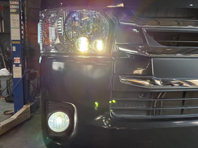 ハイエースバン ロングワイドスーパーＧＬ　４ＷＤ　ワンオーナー　両側パワースライドドア　スマートキー　ＬＥＤヘッドライト　リフトアップ　大径タイヤ新品付き　ダブルモニター　ナビ　後席モニター　社外スピーカー　フルセグテレビ　トランク２段棚付き（21枚目）