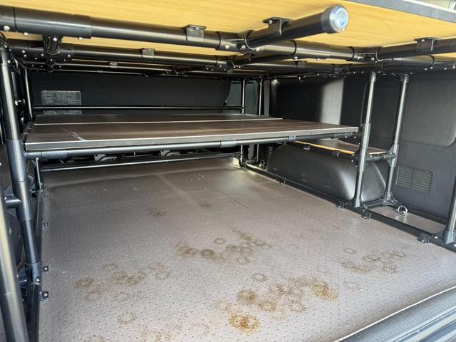 ハイエースバン ロングワイドスーパーＧＬ　４ＷＤ　ワンオーナー　両側パワースライドドア　スマートキー　ＬＥＤヘッドライト　リフトアップ　大径タイヤ新品付き　ダブルモニター　ナビ　後席モニター　社外スピーカー　フルセグテレビ　トランク２段棚付き（24枚目）