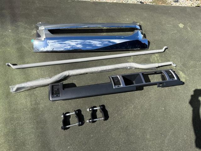 ハイエースバン ロングワイドスーパーＧＬ　４ＷＤ　ワンオーナー　両側パワースライドドア　スマートキー　ＬＥＤヘッドライト　リフトアップ　大径タイヤ新品付き　ダブルモニター　ナビ　後席モニター　社外スピーカー　フルセグテレビ　トランク２段棚付き（32枚目）