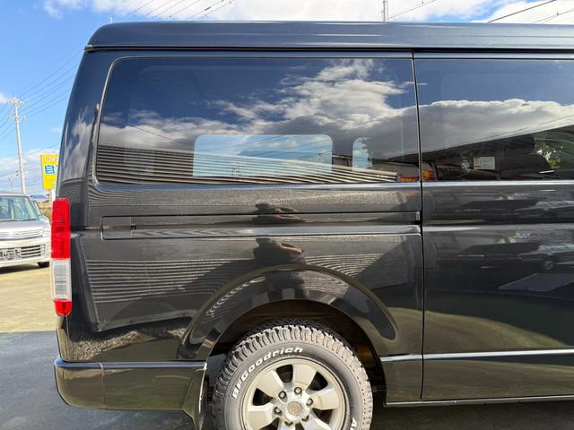 ハイエースバン ロングワイドスーパーＧＬ　４ＷＤ　ワンオーナー　両側パワースライドドア　スマートキー　ＬＥＤヘッドライト　リフトアップ　大径タイヤ新品付き　ダブルモニター　ナビ　後席モニター　社外スピーカー　フルセグテレビ　トランク２段棚付き（40枚目）