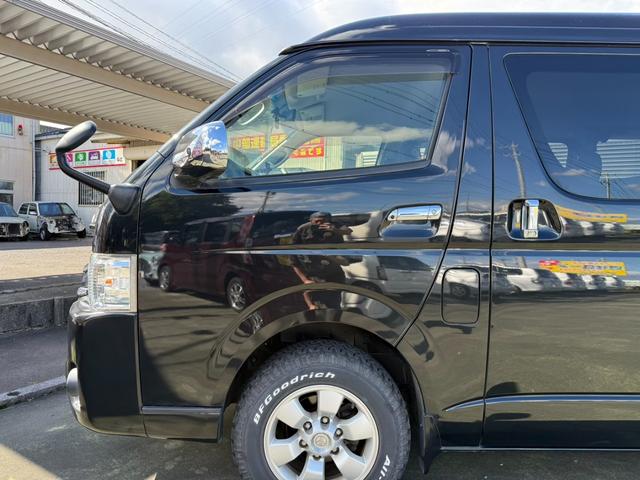 ハイエースバン ロングワイドスーパーＧＬ　４ＷＤ　ワンオーナー　両側パワースライドドア　スマートキー　ＬＥＤヘッドライト　リフトアップ　大径タイヤ新品付き　ダブルモニター　ナビ　後席モニター　社外スピーカー　フルセグテレビ　トランク２段棚付き（42枚目）