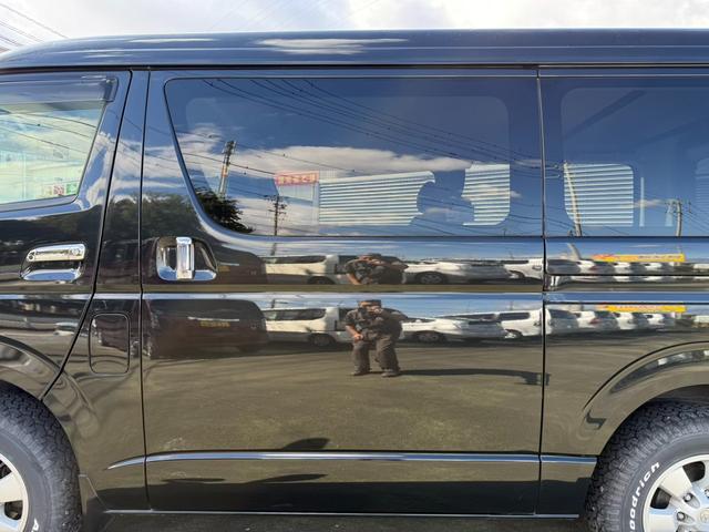 ハイエースバン ロングワイドスーパーＧＬ　４ＷＤ　ワンオーナー　両側パワースライドドア　スマートキー　ＬＥＤヘッドライト　リフトアップ　大径タイヤ新品付き　ダブルモニター　ナビ　後席モニター　社外スピーカー　フルセグテレビ　トランク２段棚付き（43枚目）