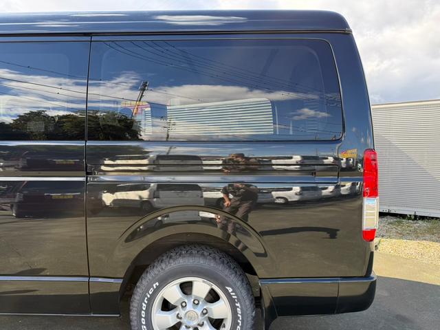 ハイエースバン ロングワイドスーパーＧＬ　４ＷＤ　ワンオーナー　両側パワースライドドア　スマートキー　ＬＥＤヘッドライト　リフトアップ　大径タイヤ新品付き　ダブルモニター　ナビ　後席モニター　社外スピーカー　フルセグテレビ　トランク２段棚付き（44枚目）