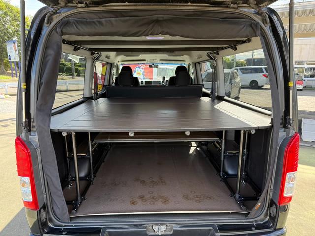 ハイエースバン ロングワイドスーパーＧＬ　４ＷＤ　ワンオーナー　両側パワースライドドア　スマートキー　ＬＥＤヘッドライト　リフトアップ　大径タイヤ新品付き　ダブルモニター　ナビ　後席モニター　社外スピーカー　フルセグテレビ　トランク２段棚付き（58枚目）