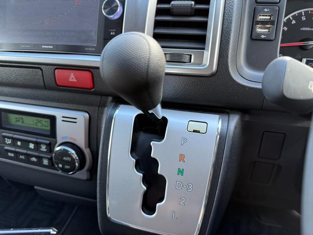 ハイエースバン ロングワイドスーパーＧＬ　４ＷＤ　ワンオーナー　両側パワースライドドア　スマートキー　ＬＥＤヘッドライト　リフトアップ　大径タイヤ新品付き　ダブルモニター　ナビ　後席モニター　社外スピーカー　フルセグテレビ　トランク２段棚付き（62枚目）