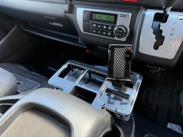 ハイエースバン ロングワイドスーパーＧＬ　４ＷＤ　ワンオーナー　両側パワースライドドア　スマートキー　ＬＥＤヘッドライト　リフトアップ　大径タイヤ新品付き　ダブルモニター　ナビ　後席モニター　社外スピーカー　フルセグテレビ　トランク２段棚付き（63枚目）
