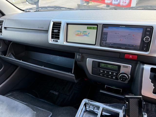 ハイエースバン ロングワイドスーパーＧＬ　４ＷＤ　ワンオーナー　両側パワースライドドア　スマートキー　ＬＥＤヘッドライト　リフトアップ　大径タイヤ新品付き　ダブルモニター　ナビ　後席モニター　社外スピーカー　フルセグテレビ　トランク２段棚付き（68枚目）