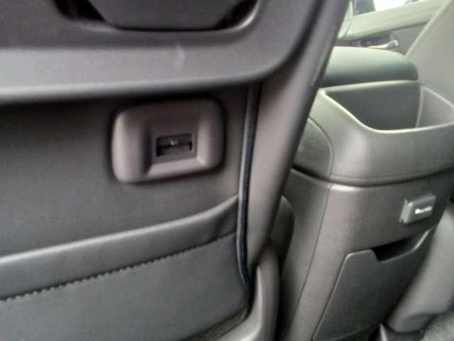 ��Ȃɂ��t�r�a�d���\�P�b�g������̂ŁA�Ƒ��݂Ȃ���̃X�}�z��Q�[���̏[�d�����S�ł��ˁB