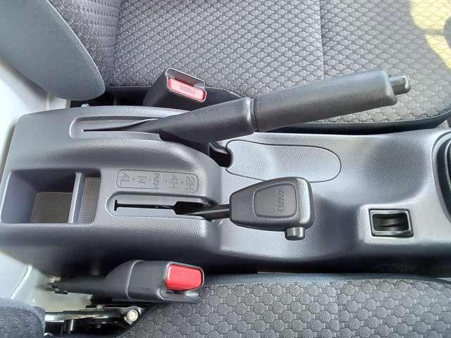 NT100クリッパートラック 660 GX 4WD 5速マニュアル車 CDチューナー付(10枚目)