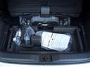 収納の容量は充分にあるラゲッジアンダーボックスです。パンク修理キットが収納されています。充電ケーブルも装備されてます。