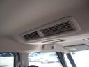 天井にはシーリングファンが付いていてエアコンの風が後席の方にも届けられます。