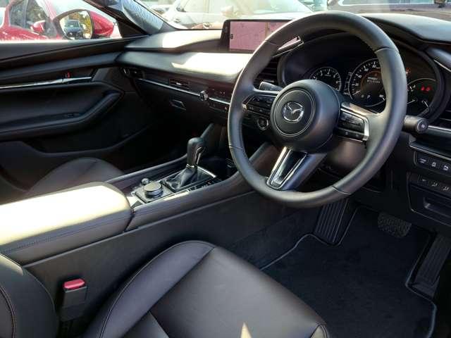 ＭＡＺＤＡ３ファストバック １．５　１５Ｓ　レザー　ツーリング　セレクション　（ブラック　試乗車ＵＰ　電動シート　全方位モニター（6枚目）