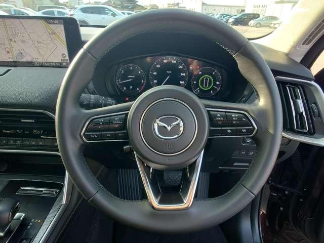 ���X�e�A�����O�����ɂ́A�I�[�f�B�I�����[�g�R���g���[���X�C�b�`�A�E���ɂ̓��[�_�[�N���[�Y�R���g���[���X�C�b�`��������Ă���܂��B��