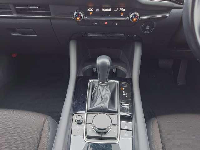 ＭＡＺＤＡ３ファストバック １．５　１５Ｓ　ツーリング　衝突軽減ブレーキシステム　全周囲　サイドカメラ　ＤＶＤ再生可　パーキングセンサー　アドバンストキー　ワンオーナー車　衝突安全ボディ　キーレスエントリー　盗難防止システム　フルセグＴＶ　ＬＥＤ　ＥＴＣ（12枚目）