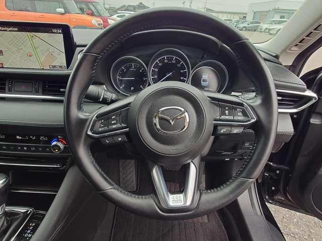 ���X�e�A�����O�����ɂ́A�I�[�f�B�I�����[�g�R���g���[���X�C�b�`�A�E���ɂ̓��[�_�[�N���[�Y�R���g���[���X�C�b�`��������Ă���܂��B��