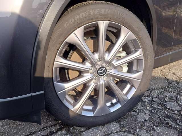 CX-80 2.5 PHEV Lパッケージ 4WD 試乗車UP パワーシート 電動リアゲート 全周囲カメラ 衝突被害軽減システム 革シート オートマチックハイビーム シートヒーター 3列シート バックカメラ アルミホイール フルセグ クリアランスソナー(17枚目)