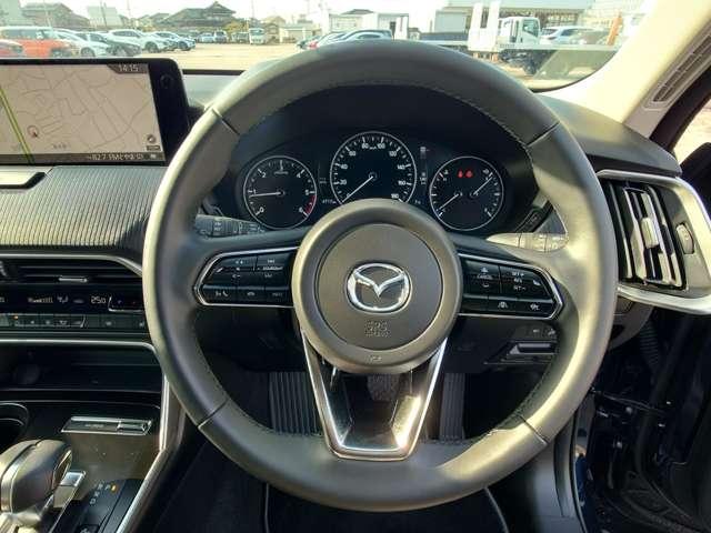 ���X�e�A�����O�����ɂ́A�I�[�f�B�I�����[�g�R���g���[���X�C�b�`�A�E���ɂ̓��[�_�[�N���[�Y�R���g���[���X�C�b�`��������Ă���܂��B��