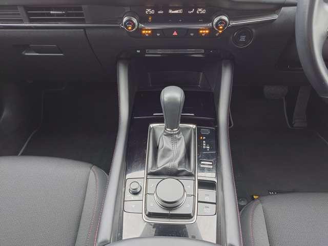ＭＡＺＤＡ３ファストバック ２．０　２０Ｓ　ブラックトーンエディション　ＬＥＤライト　フルセグＴＶ　パワーシート　ＵＳＢ　コーナーセンサー　ＢＴ　シートヒーター　オートハイビーム　ＥＴＣ　ＤＶＤ　ＴＶ　アイドリングストップ　アルミホイール　ワンオーナー　スマートキー（12枚目）