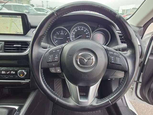 ���X�e�A�����O�����ɂ́A�I�[�f�B�I�����[�g�R���g���[���X�C�b�`�A�E���ɂ̓N���[�Y�R���g���[���X�C�b�`��������Ă���܂��B��