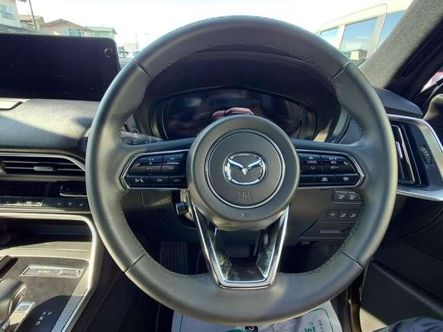 ���X�e�A�����O�����ɂ́A�I�[�f�B�I�����[�g�R���g���[���X�C�b�`�A�E���ɂ̓��[�_�[�N���[�Y�R���g���[���X�C�b�`��������Ă���܂��B��