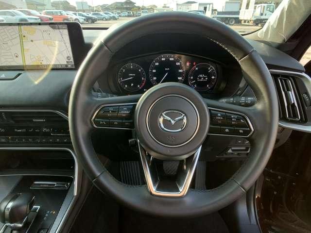 ���X�e�A�����O�����ɂ́A�I�[�f�B�I�����[�g�R���g���[���X�C�b�`�A�E���ɂ̓��[�_�[�N���[�Y�R���g���[���X�C�b�`��������Ă���܂��B��