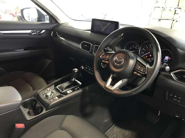 視線移動が少なくドライビングに専念できるコックピット。運転中に必要な「走行情報」とそれ以外の「便利・快適情報」を明確に分けてあるので情報を得る時に迷いを少なくしています。