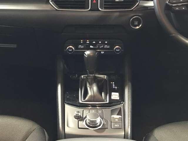 シフトレバーの奥に見えるのは、エアコンの操作スイッチ＆ダイヤルでとっても使いやすいですよ♪