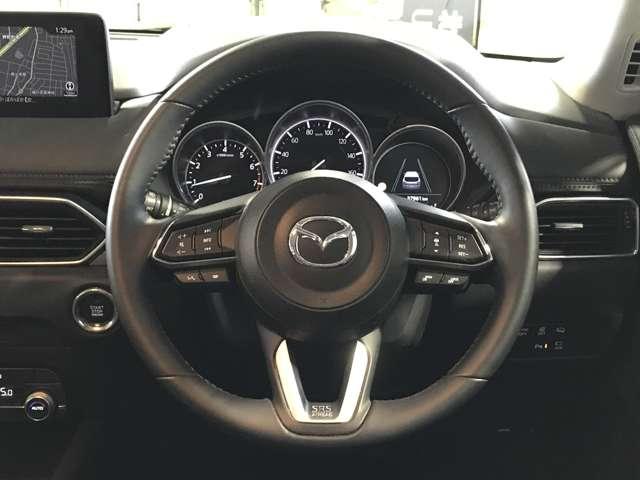 ご覧のようにステアリングスイッチが付いており、ハンドルから手を離さずに簡単なオーディオ操作が容易にできます☆