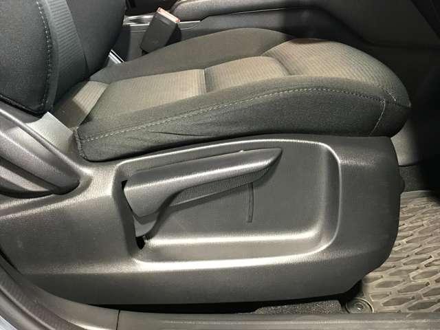 運転席は座面の上下調整ができ適切なドライビングポジションで運転できますよ♪