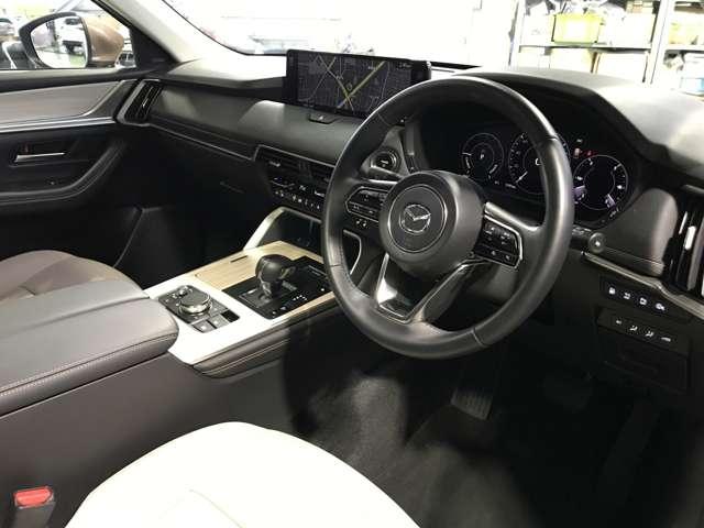 �����ړ������Ȃ��h���C�r���O�ɐ�O�ł���R�b�N�s�b�g�B�^�]���ɕK�v�ȁu���s���v�Ƃ���ȊO�́u�֗��E���K���v�𖾊m�ɕ����Ă���̂ŏ��𓾂鎞�ɖ��������Ȃ����Ă��܂��B