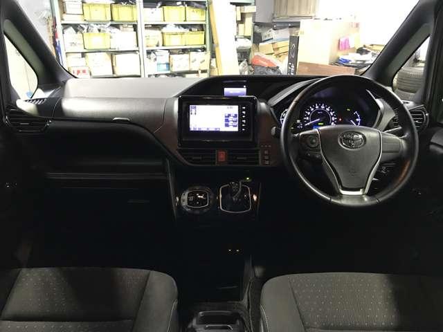 ノア １．８　ハイブリッド　Ｇ　ＰＳＤ　スマキー　ＰＳ　シ－トヒ－タ－　フルセグテレビ　オートクルーズ　ＬＥＤヘッドライト　盗難防止　ＴＶナビ　ＥＴＣ　メモリーナビ　ＡＷ　横滑り防止　３列シート　ＡＢＳ　キーレスエントリー　ＡＡＣ（3枚目）