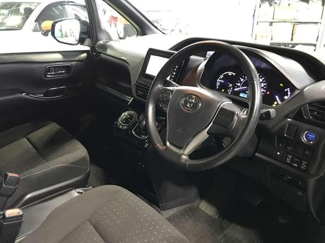 ノア １．８　ハイブリッド　Ｇ　ＰＳＤ　スマキー　ＰＳ　シ－トヒ－タ－　フルセグテレビ　オートクルーズ　ＬＥＤヘッドライト　盗難防止　ＴＶナビ　ＥＴＣ　メモリーナビ　ＡＷ　横滑り防止　３列シート　ＡＢＳ　キーレスエントリー　ＡＡＣ（7枚目）