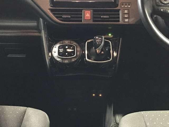 ノア １．８　ハイブリッド　Ｇ　ＰＳＤ　スマキー　ＰＳ　シ－トヒ－タ－　フルセグテレビ　オートクルーズ　ＬＥＤヘッドライト　盗難防止　ＴＶナビ　ＥＴＣ　メモリーナビ　ＡＷ　横滑り防止　３列シート　ＡＢＳ　キーレスエントリー　ＡＡＣ（12枚目）