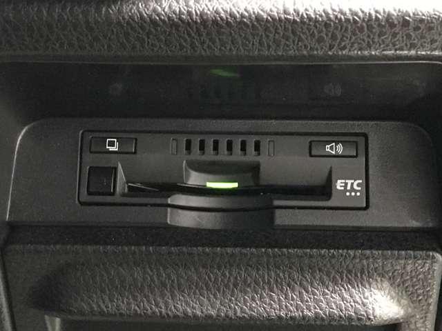 ノア １．８　ハイブリッド　Ｇ　ＰＳＤ　スマキー　ＰＳ　シ－トヒ－タ－　フルセグテレビ　オートクルーズ　ＬＥＤヘッドライト　盗難防止　ＴＶナビ　ＥＴＣ　メモリーナビ　ＡＷ　横滑り防止　３列シート　ＡＢＳ　キーレスエントリー　ＡＡＣ（16枚目）